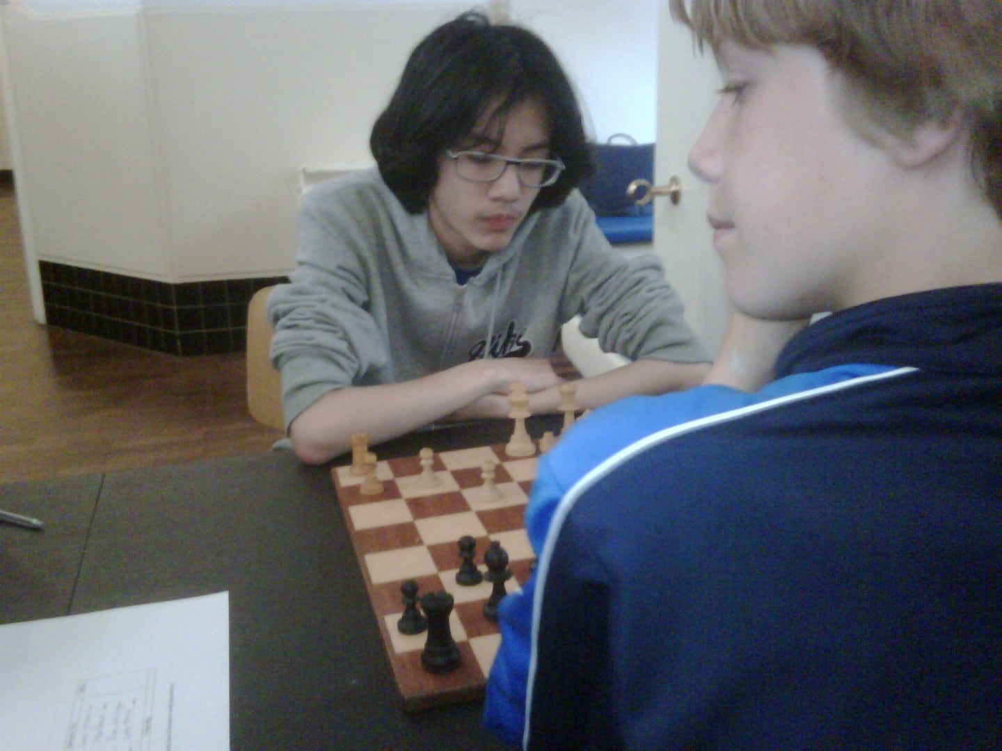 Twee grote talenten tegen elkaar: de 17-jarige Wesley Ng en de 13-jarige Veron Roesink