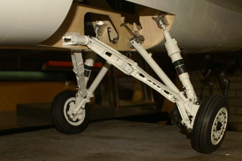 F16 Main gear test fit