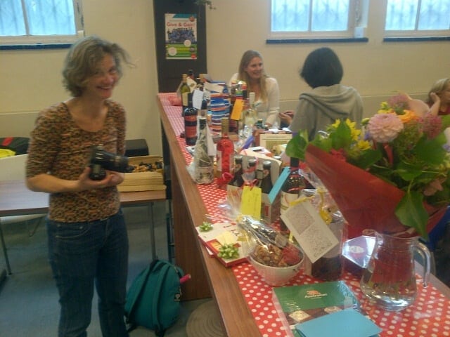 Monique Spoorenberg bij de tafel met cadeautjes voor de 19 vrijwilligers